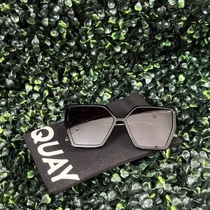 Quay Australia Hotel Lobby - Black/Smoke Sunglasses